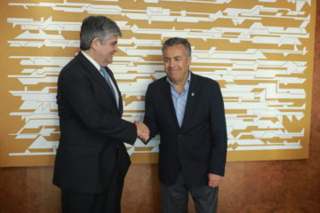 El presidente de YPF, Miguel Gutiérrez, y el gobernador Cornejo, ayer en Buenos Aires